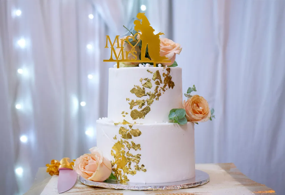 Pastel de boda en la mesa de la recepción