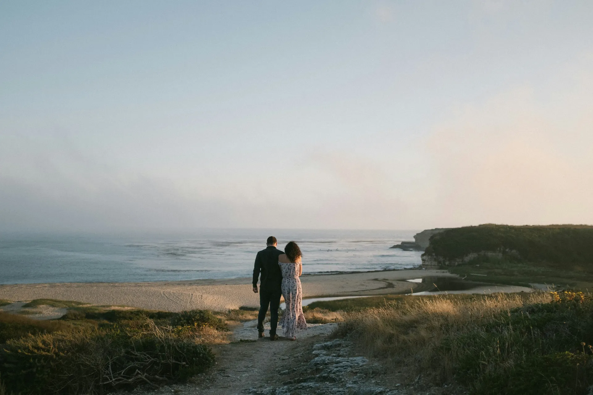 Pareja celebrando su boda con invitados
